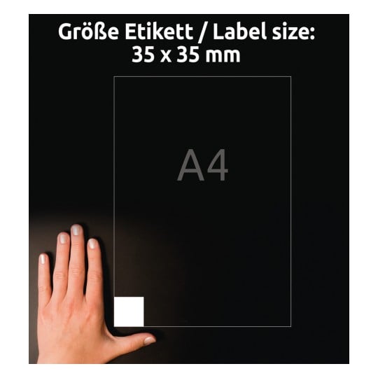 Das Bild zeigt eine Hand neben einem Etikett, das 35 x 35 mm misst. Es hebt die Größe im Vergleich zu einem A4-Papierformat hervor und enthält Messungen auf Deutsch, die die Größe des Etiketts angeben.