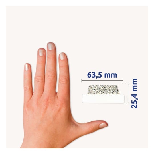 Größenvergleich mit Hand, Artikel: 74179, ein Bogen Haftstreifen, Format: 63,5 x 25,4 mm, Farbe: Silber