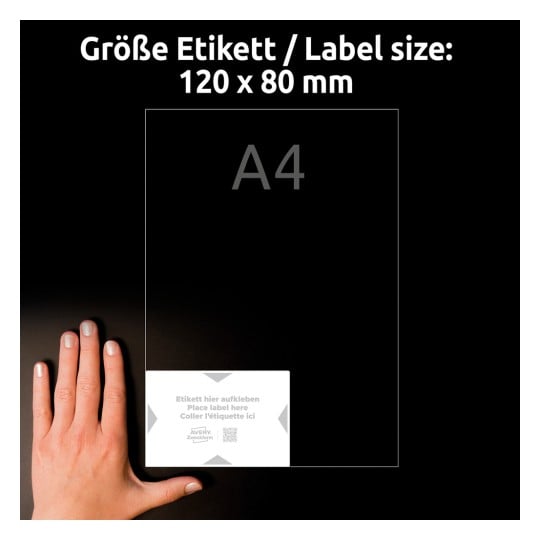 Das Bild zeigt eine Hand neben einem A4-Blatt, das eine Etikettengröße von 120 x 80 mm angibt, mit Anweisungen, ein Etikett auf das Blatt zu kleben.