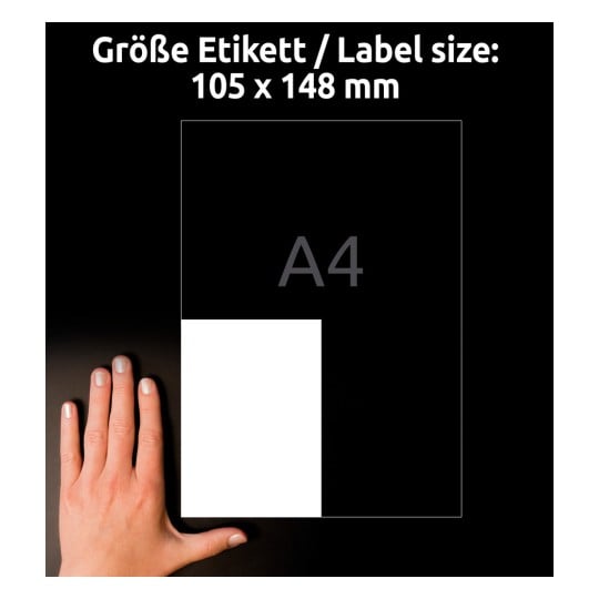 Größenvergleich mit Hand, Artikel: 8025-300, ein Bogen Versand-Etiketten, Format: 105 x 148 mm, Farbe: Weiß