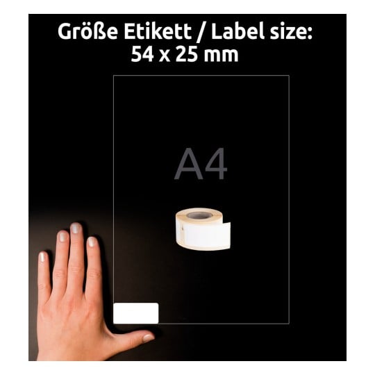 Das Bild zeigt eine Hand neben einem A4-großen Etikettenblatt mit den Abmessungen 54 x 25 mm. Eine Rolle weißes Etikettenband ist in der Nähe vor einem dunklen Hintergrund positioniert.