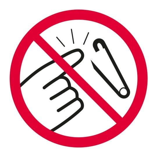Das Bild zeigt ein Verbotsschild mit einer Hand, die auf eine Sicherheitsnadel zeigt, was eine Warnung gegen die Verwendung von Sicherheitsnadeln oder ähnlichen Gegenständen andeutet.