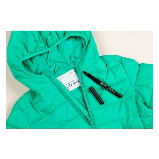 Eine grüne Steppjacke mit Kapuze, die ein Etikett und einen schwarzen Marker daneben aufweist.