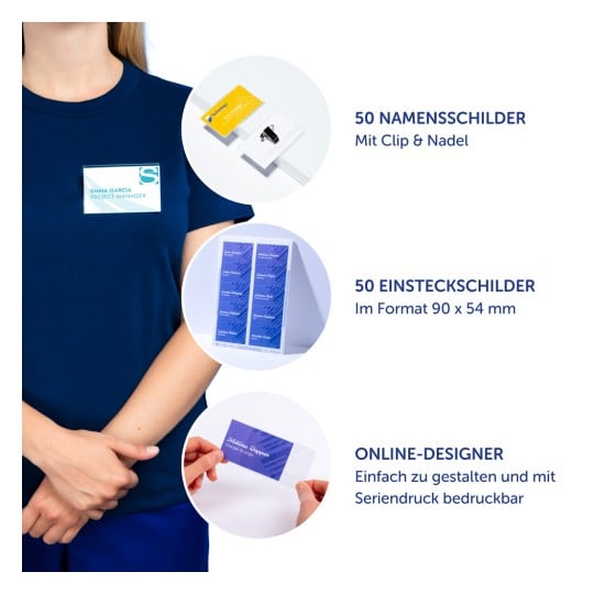 Das Bild zeigt eine Frau, die ein blaues Hemd mit einem Namensschild trägt. Es gibt weitere Namensschilder und Designs, die neben dem Text angezeigt werden, der die Verfügbarkeit von anpassbaren Namensschildern angibt.