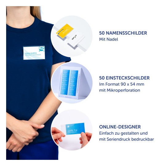 Das Bild zeigt eine Person in einem dunkelblauen Hemd, die ein Namensschild mit Text darauf hält. Um die Person herum befinden sich Beschreibungen verschiedener Namensschildprodukte, darunter 50 Namensschilder mit Anstecknadeln, 50 Einsteckkarten in einer bestimmten Größe und ein Online-Designer zur Erstellung von individuellen Schildern.