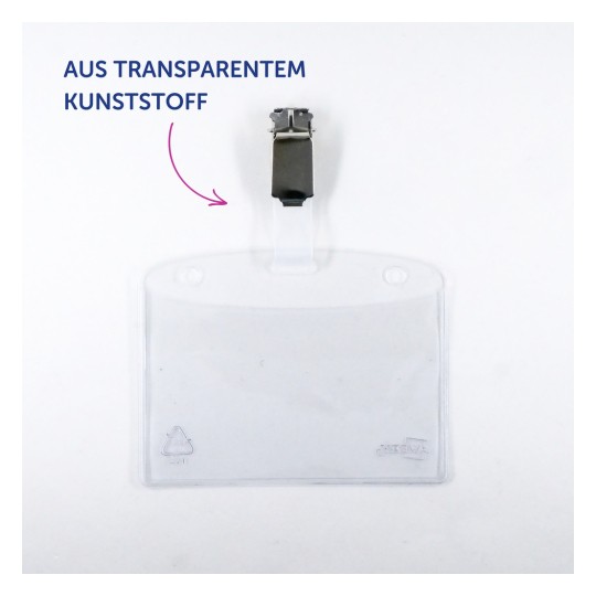 Das Bild zeigt einen transparenten Namensschildhalter aus Kunststoff mit einem Metallclip oben. Der Halter ist leer und enthält keine Inhalte, und es gibt ein deutsches Etikett mit der Aufschrift 'AUS TRANSPARENTEM KUNSTSTOFF'.