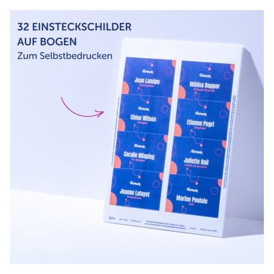 Das Bild zeigt ein Blatt mit anpassbaren Namensschildern, mit Namen wie Jean Lamipu, Chloe Wilson und weiteren, alle auf einem blauen Hintergrund mit orangefarbenen Kreisen. Der Text beinhaltet '32 EINSTECKSCHILDER AUF BOGEN', was auf Deutsch '32 Namensschilder auf einem Blatt' bedeutet.