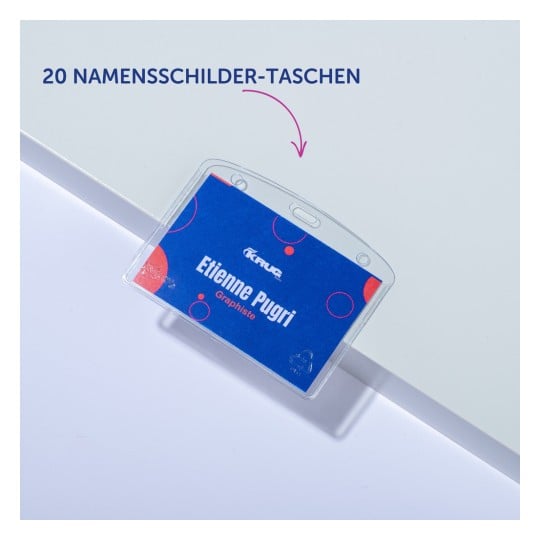 Das Bild zeigt einen Namensschildhalter mit einer Karte, auf der der Name 'Etienne Pugri' und 'Graphiste' aufgedruckt ist. Der Hintergrund zeigt eine weiße Fläche mit einem numerischen Titel, der 20 Namensschildhalter angibt.