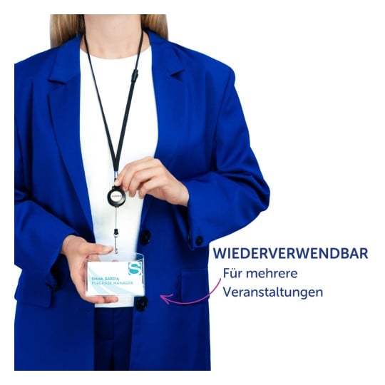 Eine Person in einem blauen Anzug hält ein Namensschild an einem Lanyard. Das Schild zeigt einen Namen und einen Titel, und der Text an der Seite weist darauf hin, dass es für mehrere Veranstaltungen wiederverwendbar ist.