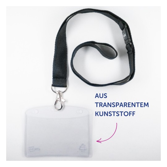 Das Bild zeigt einen transparenten Plastikausweishalter, der an einem dunklen Band befestigt ist. Der Halter hat einen Clip und besteht aus recycelbaren Materialien.