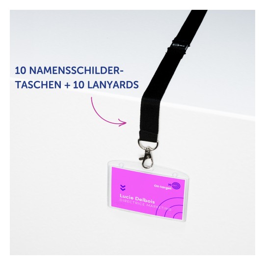 Das Bild zeigt eine Ausweis- und Namensschildanordnung mit einem rosafarbenen Hintergrund, auf dem der Name „Lucie Delbois“ und der Titel „Directrice Marketing“ zu sehen sind. Es enthält den Text „10 Namensschilder + 10 Schlüsselbänder“.