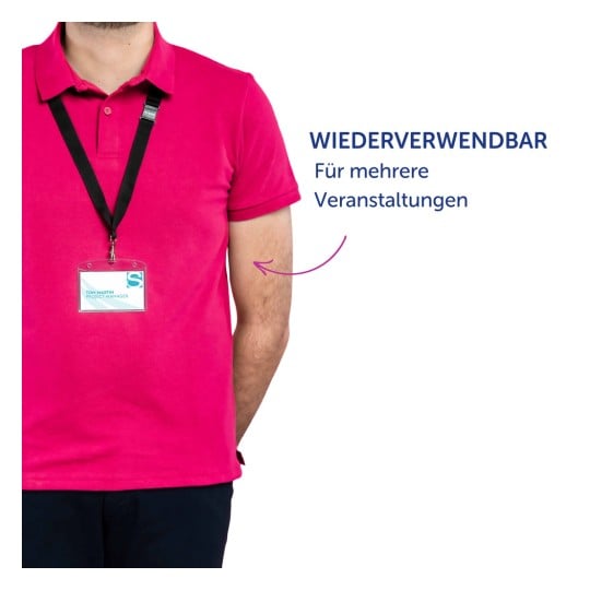 Das Bild zeigt eine Person, die ein pinkfarbenes Polohemd trägt. Sie haben ein Abzeichen an einem Lanyard hängen, auf dem ein Name und eine Berufsbezeichnung angezeigt werden, zusammen mit einer Nachricht, die darauf hinweist, dass das Abzeichen für mehrere Veranstaltungen wiederverwendbar ist.