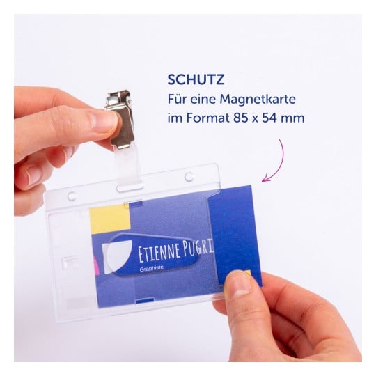 Das Bild zeigt eine Hand, die einen transparenten Ausweishalter mit einem darin befindlichen Ausweis hält. Der Ausweis hat einen Namen und ein Farbmuster, und oben ist ein Clip zum Befestigen angebracht. Der Text auf Deutsch weist auf den Schutz einer Magnetkarte einer bestimmten Größe hin.