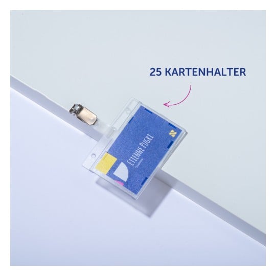 Das Bild zeigt einen Kartenhalter mit dem Text '25 KARTENHALTER' und einer sichtbaren Namenskarte darin, auf einem weißen Hintergrund.