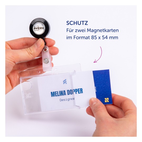 Das Bild zeigt eine Person, die einen Ausweishalter mit einem einziehbaren Ausweisjojo hält. Der Halter enthält eine Karte, die den Namen 'Melina Dopper' und den Titel 'Designer' zeigt. Der deutsche Text gibt an, dass es zum Schutz von zwei Magnetkarten einer bestimmten Größe ist.