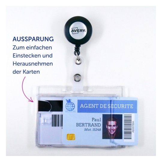 Das Bild zeigt einen Ausweishalter mit einem einziehbaren Ausweismäppchen. Der darin befindliche Ausweis zeigt den Namen 'Paul Bertrand', mit einem Foto und der Bezeichnung 'Agent de Securite'. Ein Text auf Deutsch weist auf eine Funktion für einfaches Einführen und Entnehmen der Karte hin.