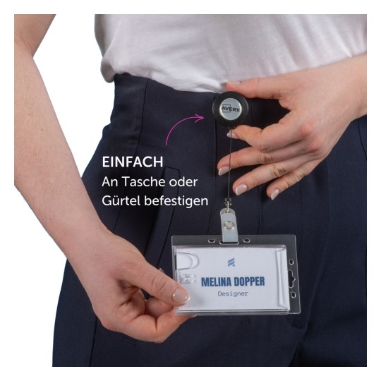 Das Bild zeigt eine Person, die einen Ausweishalter mit dem Namen 'Melina Dopper' und dem Titel 'Designer' an einem Gürtel befestigt, wobei die Gebrauchsanweisung auf Deutsch angegeben ist.