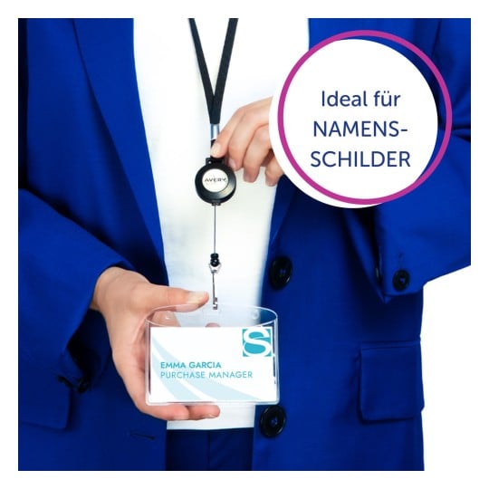 Das Bild zeigt eine Person in einem blauen Anzug, die ein Namensschild mit einem einziehbaren Ausweishalter trägt. Das Namensschild zeigt den Namen 'Emma Garcia' und den Titel 'Einkaufsleiterin'. Im Hintergrund befindet sich eine kreisförmige Textblase mit der Aufschrift 'Ideal für NAMENSSCHILDER'.
