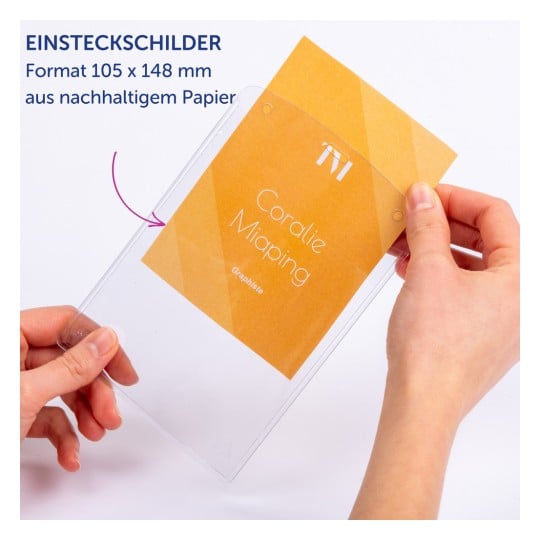 Das Bild zeigt eine Person, die einen Plastikhalter mit einer gelben Karte hält, auf der der Text 'Coralie Miaping' sowie Eigenschaften in Bezug auf Größe und Nachhaltigkeit zu sehen sind.