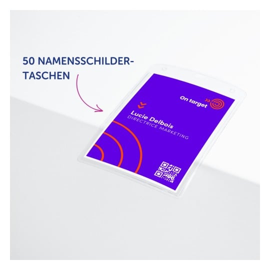 Das Bild zeigt einen Namensschildhalter mit einem lila und orangefarbenen Design. Er trägt den Namen 'Lucie Delbois' und einen Titel, 'DIRECTRICE MARKETING'. Es gibt einen QR-Code und einen Text, der '50 NAMENSSCHILDER-TASCHEN' sagt.
