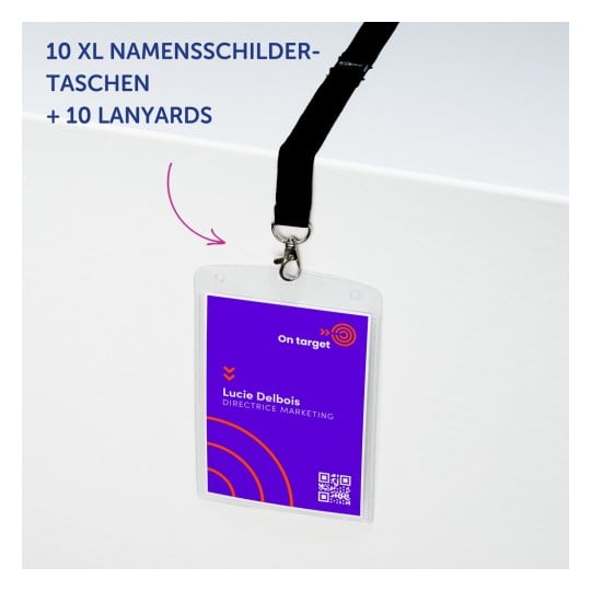 Das Bild zeigt ein Namensschild mit einem lila Hintergrund, auf dem der Text "On target" und der Name einer Person sowie ein QR-Code angezeigt werden, gehalten von einem Lanyard.