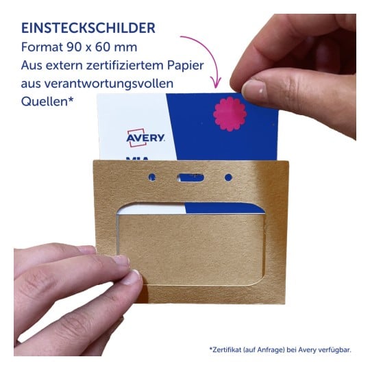 Hände, die eine blau-weiße Avery-Karte in einen braunen Papphalter einsetzen?