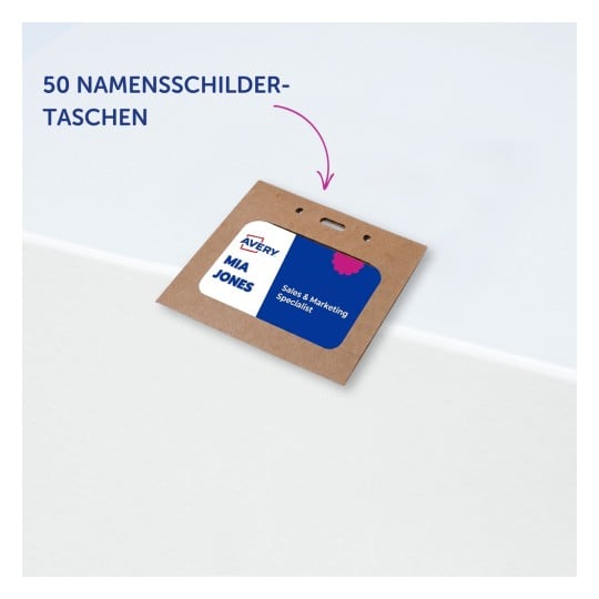 Brauner Ausweishalter mit einem blau-weißen Namensschild mit der Aufschrift „Mia Jones“?