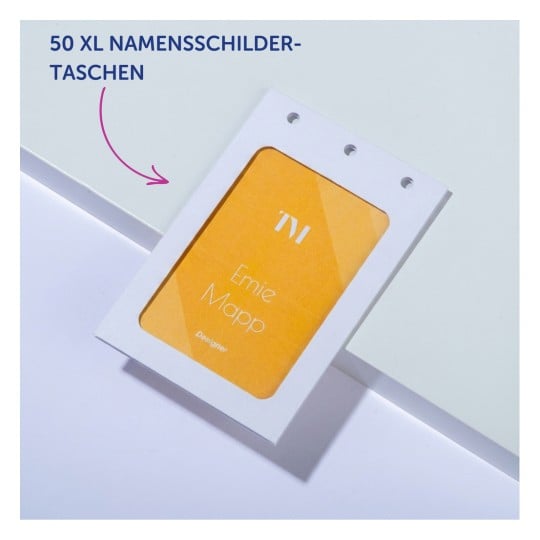 Weißer Ausweishalter mit orangefarbener Namenskarte mit der Aufschrift „Ernie Mapp“ auf hellem Hintergrund?