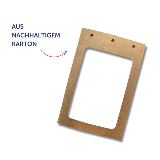 Das Bild zeigt einen rechteckigen Rahmen aus braunem Karton, mit Löchern oben und einem Text in Blau und Pink, der darauf hinweist, dass er aus nachhaltigem Karton gefertigt ist.