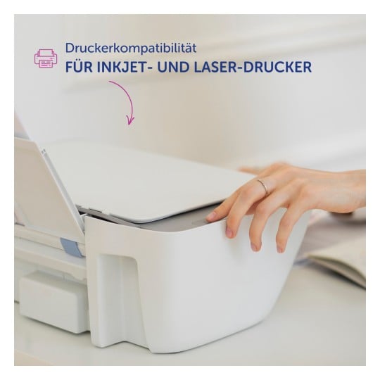 Ein Bild zeigt eine Hand einer Person, die mit einem Drucker interagiert, und hebt die Kompatibilität für Tintenstrahl- und Laserdrucker hervor.
