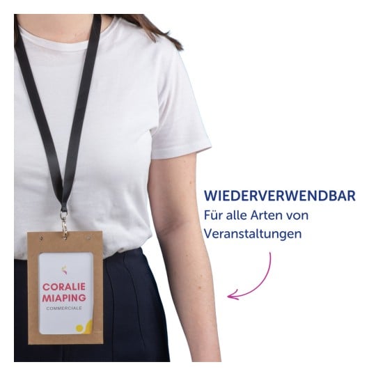 Das Bild zeigt eine Person, die ein weißes T-Shirt trägt und ein schwarzes Schlüsselband mit einem Namensschild hält. Auf dem Namensschild steht "CORALIE MIAPING COMMERCIALE" und es enthält einen Hinweis, dass es für verschiedene Veranstaltungen wiederverwendbar ist.