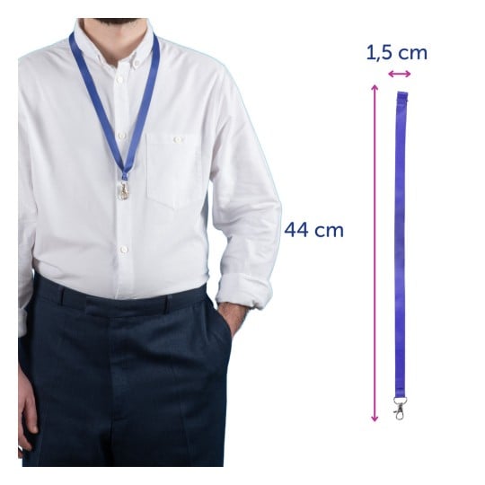 Das Bild zeigt eine Person, die ein weißes Hemd und ein blaues Schlüsselband um den Hals trägt. Das Schlüsselband ist 44 cm lang und 1,5 cm breit. Die Person hat ihre Hand in der Tasche.
