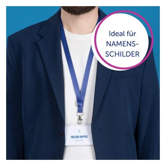 Das Bild zeigt eine Person, die einen dunklen Blazer und ein weißes Hemd trägt, mit einem Namensschild, das an einem blauen Lanyard hängt. Auf dem Namensschild stehen der Name „MELVIN DOPPER“ und der Titel „Designer“. Es gibt auch eine kreisförmige Textüberlagerung mit der Aufschrift „Ideal für NAMENSCHEIDER“.
