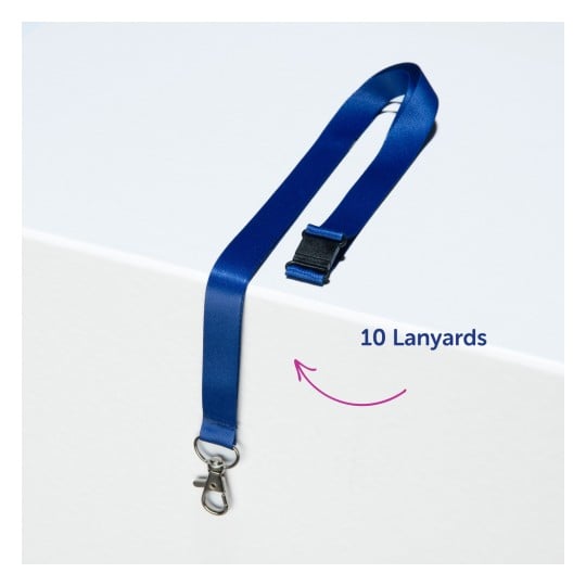 Das Bild zeigt ein blaues Lanyard mit einem Clip, das zum Halten von Ausweiskarten oder ähnlichen Gegenständen gestaltet ist. Es liegt auf einer weißen Oberfläche mit dem Text „10 Lanyards“ daneben.