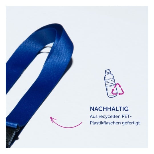 Das Bild zeigt ein blaues Lanyard aus recyceltem PET-Kunststoff, zusammen mit einem Text, der seine nachhaltigen Eigenschaften hervorhebt.