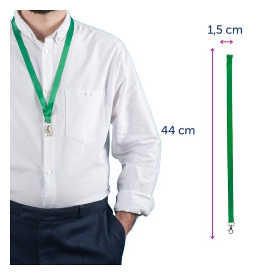 Eine Person trägt ein weißes Hemd mit einem grünen Lanyard um den Hals. Das Lanyard misst 44 cm in der Länge und 1,5 cm in der Breite. Die Person hat eine Hand in ihrer Tasche.