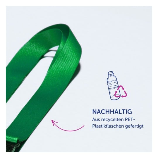 Das Bild zeigt ein grünes Band, das aus recycelten PET-Plastikflaschen hergestellt wurde, mit einem Text, der seinen nachhaltigen Ursprung betont.