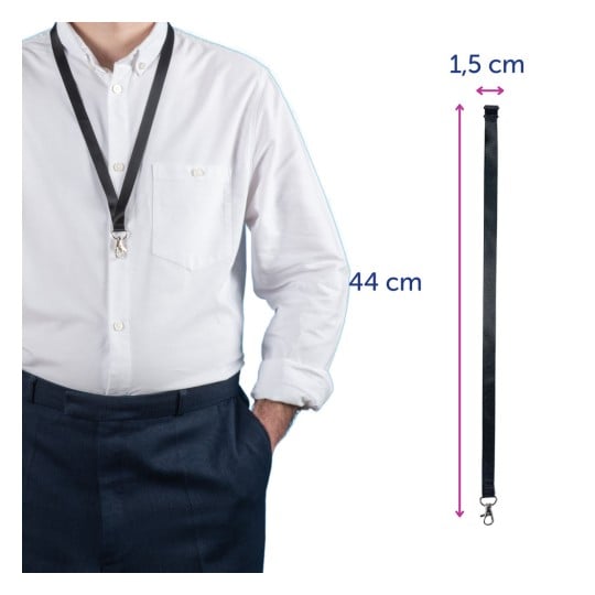 Das Bild zeigt eine Person in einem weißen Hemd, die ein schwarzes Lanyard mit einem Clip trägt. Daneben sind die Maße des Lanyards angegeben: 44 cm lang und 1,5 cm breit.