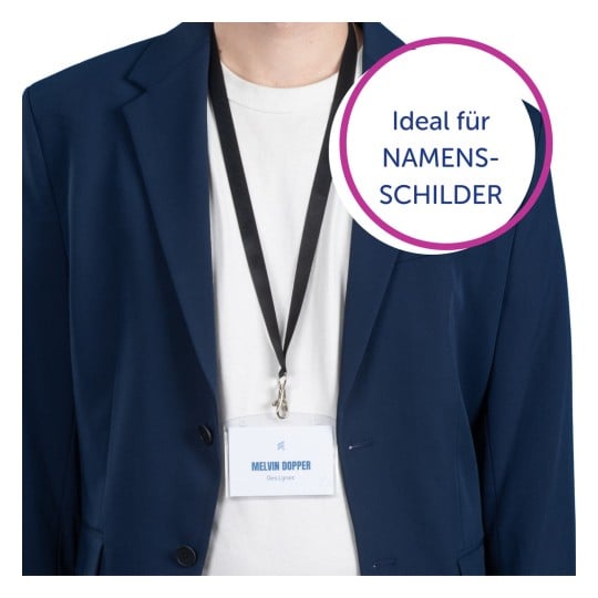 Eine Person trägt einen marineblauen Blazer und ein weißes Hemd und zeigt ein Namensschild, das an einem Lanyard befestigt ist. Auf dem Schild steht „Melvin Dopper, Designer“. Eine grafische Überlagerung erwähnt, dass es ideal für Namensschilder ist.