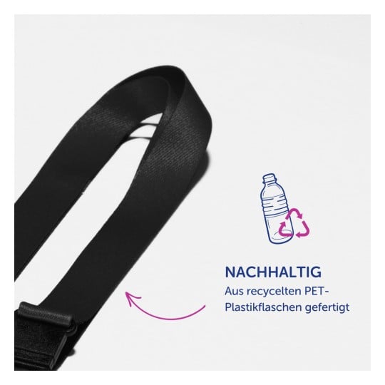 Das Bild zeigt einen schwarzen Riemen mit dem Hinweis, dass er aus recycelten PET-Plastikflaschen hergestellt ist, um Nachhaltigkeit zu fördern.