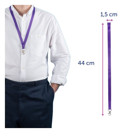 Das Bild zeigt eine Person, die ein weißes Hemd und eine dunkle Hose trägt, mit einem lila Schlüsselband um den Hals. Das Schlüsselband hat einen Clip und die Maße von 44 cm Länge und 1,5 cm Breite.