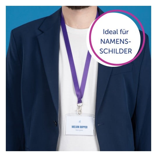 Das Bild zeigt eine Person, die ein marineblaues Sakko und ein weißes Hemd trägt, mit einem lila Lanyard, an dem ein Namensschild hängt, auf dem 'MELVIN DOPPER - Designer' steht. Auf dem Bild ist zudem eine Sprechblase mit der Aufschrift 'Ideal für NAMENSSCHILDER'.