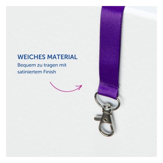 Das Bild zeigt ein lila Lanyard aus weichem Material mit einem satinierten Finish. Es enthält einen Metallclip zur Befestigung. Der Text auf dem Bild lautet „WEICHES MATERIAL“ und „Bequem zu tragen mit satiniertem Finish.“
