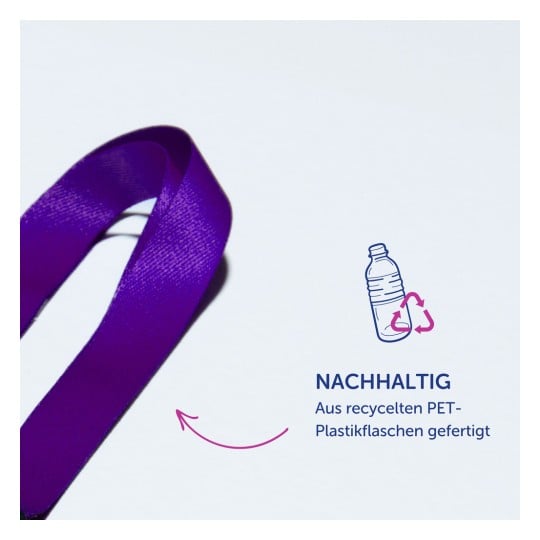 Das Bild zeigt ein violettes Band mit dem Hinweis, dass es aus recycelten PET-Plastikflaschen hergestellt ist und die Nachhaltigkeit fördert.