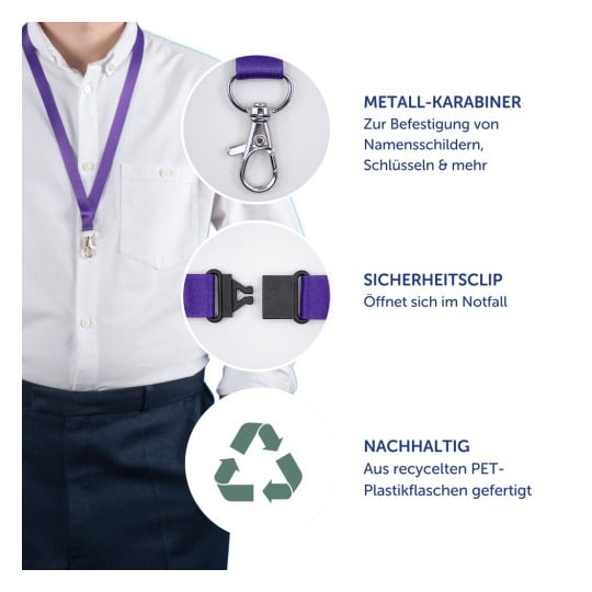 Das Bild zeigt eine Person, die ein lila Lanyard mit einem Metallclip zum Anbringen von Namensschildern und Schlüsseln trägt. Es gibt drei hervorgehobene Merkmale: einen Metallkarabiner, einen Sicherheitsclip, der sich in Notfällen öffnet, und einen Hinweis zur Nachhaltigkeit, der erwähnt, dass es aus recycelten PET-Plastikflaschen hergestellt ist.