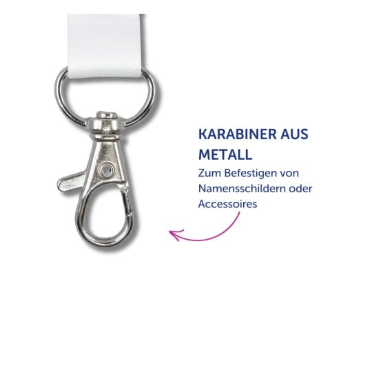 Das Bild zeigt einen Metallkarabiner, der an einem weißen Gurt befestigt ist, mit einem Text, der darauf hinweist, dass er zum Befestigen von Namensschildern oder Accessoires verwendet wird.