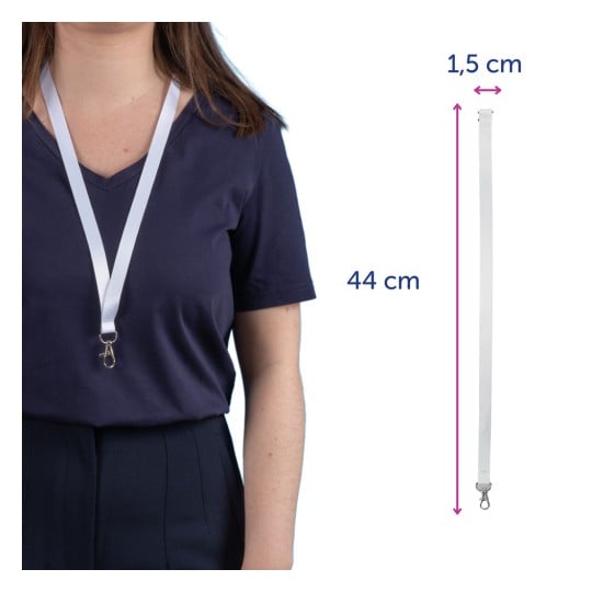 Das Bild zeigt eine Person, die einen weißen Schlüsselband um den Hals trägt. Das Schlüsselband ist 44 cm lang und 1,5 cm breit und verfügt über einen Clip am Ende zum Befestigen eines Ausweises oder Abzeichens.