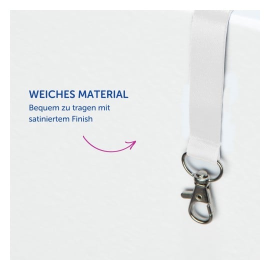 Das Bild zeigt einen weißen Riemen aus weichem Material mit satinierter Oberfläche, der an einem Metallschließe befestigt ist. Es gibt blauen Text, der anzeigt, dass er bequem zu tragen ist.