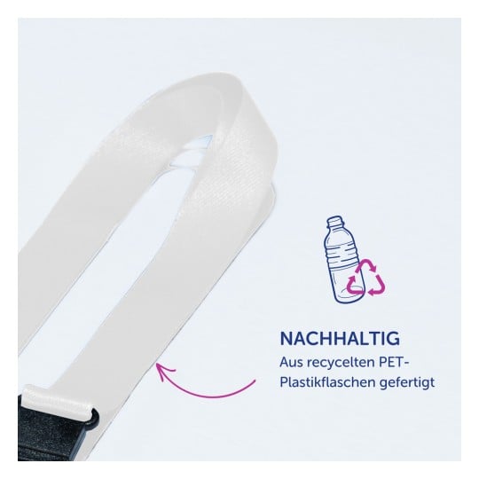 Das Bild zeigt ein recyceltes Band aus PET-Plastikflaschen, mit einem Pfeil, der auf ein Recyclingsymbol zeigt, und einem Text, der auf Nachhaltigkeit hinweist.