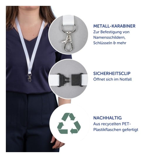 Das Bild zeigt ein Lanyard mit einem Metallkarabiner zum Befestigen von Namensschildern und Schlüsseln, einem Sicherheitsclip, der sich in Notfällen öffnet, sowie Recyclinginformationen, die darauf hinweisen, dass es aus recycelten PET-Plastikflaschen hergestellt ist.